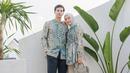 Model baju lebaran blouse berpita dengan pattern kembaran Mega Iskanti dan suami (Foto: Instagram @megaiskanti)