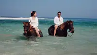 Potret Aaliyah Massaid dan Thariq Berkuda di Pantai Sumba, Nikmati Liburan Keluarga