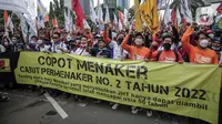 Buruh yang tergabung dalam Konfederasi Serikat Pekerja Indonesia berunjuk rasa di depan Kantor Kementerian Ketenagakerjaan, Jakarta, Rabu (16/2/2022). Buruh menuntut Permenaker Nomor 2 Tahun 2022 yang mengatur JHT baru bisa dicairkan pada usia 56 tahun segera dicabut. (Liputan6.com/Faizal Fanani)