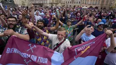 Sejumlah pendukung West Ham memadati Old Town Square menjelang laga final UEFA Conference League 2022/2023 di Praha, Republik Ceska, Rabu (07/06/2023). (AP Photo/Darko Bandic)