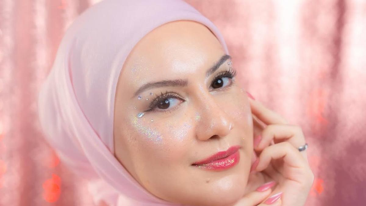 Potret Cantik Irish Bella dengan Glittery Makeup, Pancarkan Sinar Kelembutan Hati di Wajah Seorang Ibu
