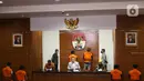 Ketua KPK Firli Bahuri (tengah) dengan menghadirkan tersangka operasi tangkap tangan (OTT) perkara suap di Mahkamah Agung, di gedung KPK, Jakarta, Jumat (23/9/2022). KPK mengamankan enam dari sepuluh tersangka dalam OTT pada Rabu, 21 September 2022.  (Liputan6.com/Herman Zakharia)