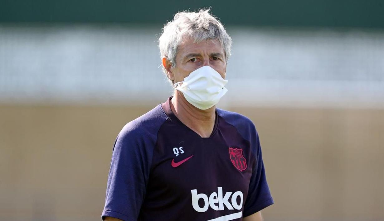 Pelatih Barcelona, Quique Setien, mengamati anak asuhnya saat menggelar latihan di Joan Gamper, Barcelona, Senin (25/5/2020). Latihan tersebut untuk persiapan jelang kembali bergulirnya La Liga Spanyol. (AFP/Miguel Rui)