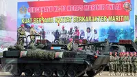 Kepala Staf TNI Angkatan Laut (KASAL) Laksamana TNI Ade Supandi (kedua kiri) melewati barisan prajurit pada upacara perayaan Hari Korps Marinir TNI AL yang ke-70 di Markas Marinir Cilandak, Jakarta Selatan, (15/11/2015). (Liputan6.com/Helmi Afandi)