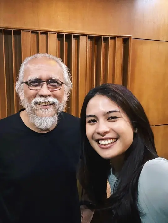 Kolaborasi ini menjadi simbol perjalanan karier Maudy yang semakin matang dan eksploratif. Melalui album "Pada Suatu Hari", istri Jesse Choi ini tak hanya menampilkan kemampuannya sebagai penyanyi, tetapi juga membuktikan dirinya sebagai penulis lagu berbakat yang mampu bekerja sama dengan legenda musik Indonesia. (Liputan6y.com/IG/@maudyayunda)