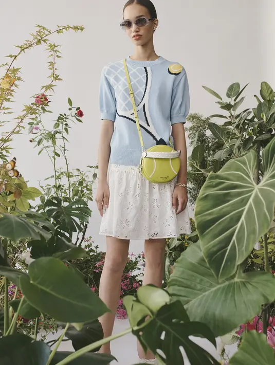 Terakhir, ada Courtside, koleksi yang dikhususkan untuk merepresentasikan sejarah tenis dengan fashion. Koleksi kapsul ini terdiri dari tote All Day dengan motif yang terinspirasi dari net tenis yang juga hadir dengan dompet koin berbentuk bola tenis. (Dok/Kate Spade New York).