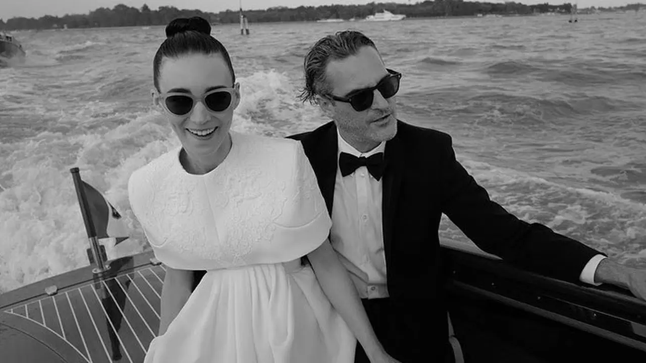 Potret Kemesraan Joaquin Phoenix ‘Pemeran Joker’ dan Rooney Mara (sumber: instagram/@rooneymaradaily)