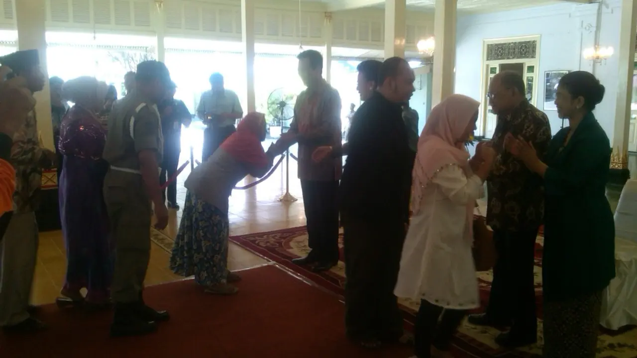 Demi Bertemu Sultan, Seorang Nenek Bawa Oksigen Kecil ke Keraton