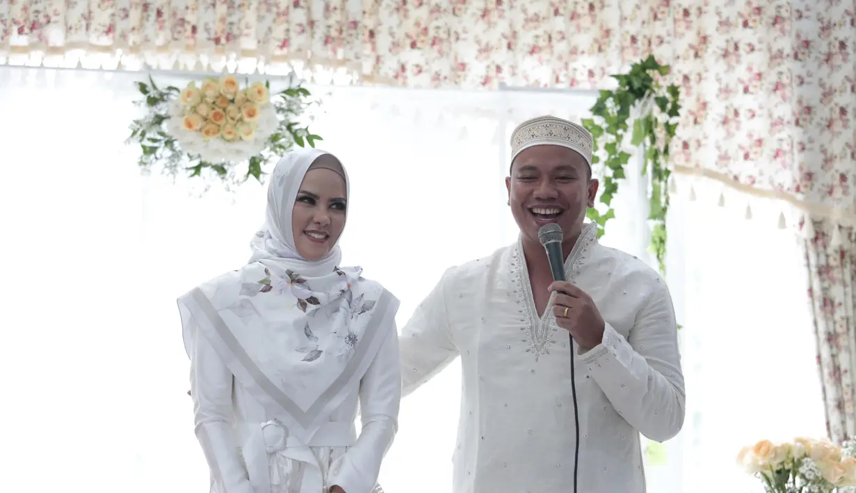 Para ibu-ibu yang merupakan tetangga di sekitar rumahnya dilibatkan dalam pengajian jelang nikah pasangan ini. Acara berlangsung kidmat dan lancar. (Nurwahyunan/Bintang.com)