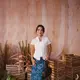 Dalam potret yang dibagikannya, Marsha tampil anggun mengenakan kebaya bernuansa putih yang dipadukan dengan kain motif berwarna biru.  [@aruanmarsha].