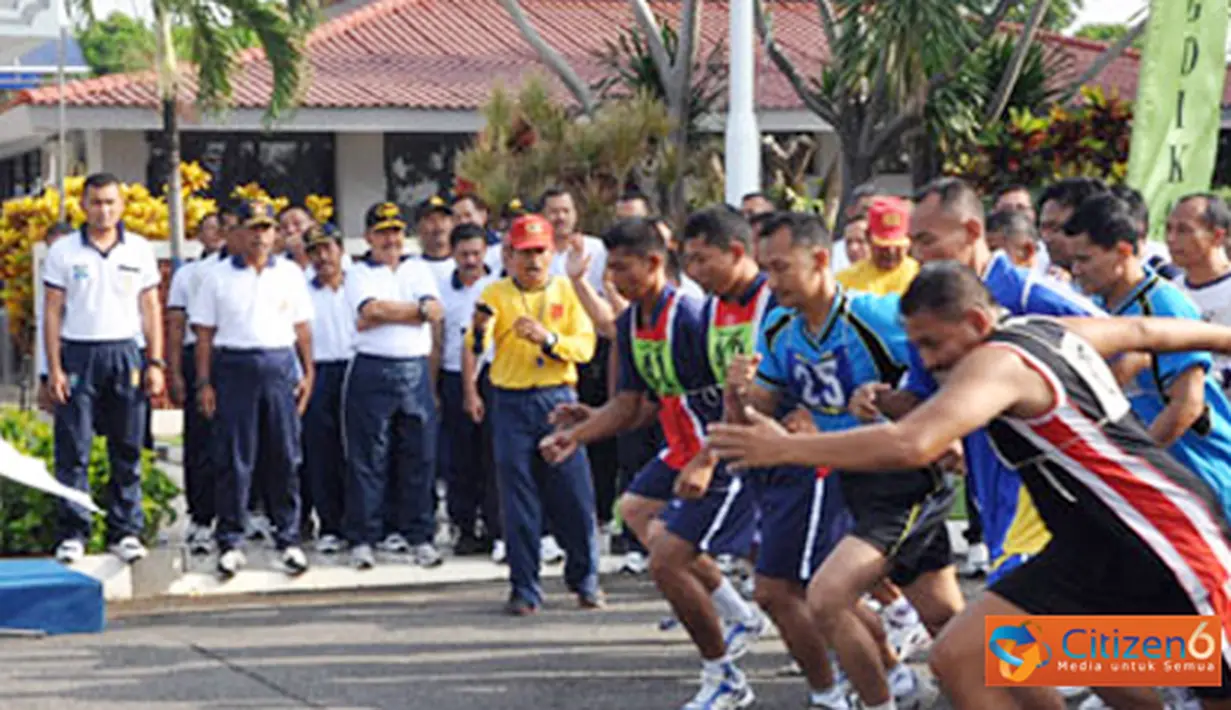Citizen6, Surabaya: Tim STTAL bermaterikan lima atlet yang  dimotori Mayor Laut (KH) Joko ini, menyingkirkan 20 tim lainya yang berasal Satuan Kerja (Satker) Kobangdikal. (Pengirim: Penkobangdikal)