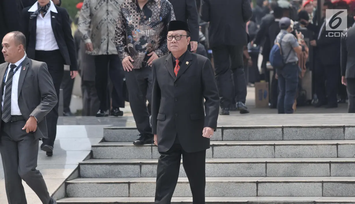 Menteri Dalam Negeri (Mendagri) Tjahjo Kumolo menghadiri pemakaman almarhum Presiden ke-3 Republik Indonesia BJ Habibie di Taman Makam Pahlawan Nasional Utama (TMP) Kalibata, Jakarta, Kamis (12/9/2019). (merdeka.com/Iqbal Nugroho)