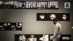 Pengunjung melihat karya seni dalam pameran bertajuk Para Sekutu yang Tidak Bisa Berkata Tidak di Galeri Nasional Indonesia, Jakarta, Jumat (28/1/2022). Pameran diinisasi oleh Galeri Nasional Indonesia dan Goethe-Institut Indonesien berlangsung hingga 27 Februari 2022. (Liputan6.com/Faizal Fanani)