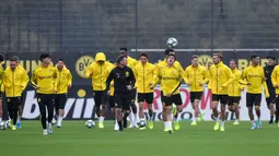 Para pemain Borussia Dortmund berlatih di Dortmund, Jerman, Senin (16/9/2019). Dortmund siap menjamu Barcelona pada laga Grup F Liga Champions di Signal Iduna Park. (AP Photo/Martin Meissner)