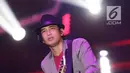 Aksi gitaris grup band Padi Reborn, Piyu dalam acara Badai Uang Ratusan Miliar yang dipersembahkan oleh Bukalapak di Jakarta, Kamis (26/7). (Liputan6.com/Herman Zakharia)