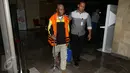  Tersangka korupsi Direktur Pengelola Informasi Administrasi Kependudukan Direktorat Jenderal Kependudukan dan Catatan Sipil Kementerian Dalam Negeri, Sugiharto, usai menjalani pemeriksaan di KPK, Jakarta, Selasa (25/10). (Liputan6.com/Helmi Afandi)