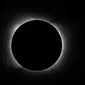 Bulan menutupi matahari selama gerhana matahari total di Piedra del Aguila, Argentina, Senin (14/12/2020). Gerhana matahari total terlihat dari wilayah Patagonia utara Argentina dan dari Araucania di Chile. (AP Photo/Natacha Pisarenko)