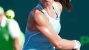 Juara bertahan, Johanna Konta mengembalikan bola ke arah petenis putri AS, Venus Williams pada babak 16 besar Miami Terbuka di Candon Park, Senin (26/3). Konta harus menyerah 7-7, 1-6 dan 2-6 atas Venus dalam waktu 2 jam 19 menit. (AP Photo/Joe Skipper)