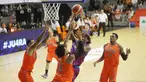 Pemain Amartha Hangtuah Jakarta, Zoran Talley, saat melawan Pelita Jaya Jakarta pada laga lanjutan Indonesia Basketball League (IBL) 2024 di Gor Soemantri Brodjonegoro, Kuningan, Jakarta, Sabtu (18/5/2024). Pelita Jaya memetik kemenangan 93-84. (Bola.com/M Iqbal Ichsan)