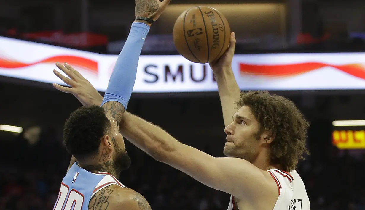 Aksi pemain Chicago Bulls, Robin Lopez (kanan) berusaha melakukan tembakan saat diadang pemain Sacramento Kings, Willie Cauley-Stein pada lanjutan NBA basketball game di Golden 1 Center, Sacramento, (5/2/2018). Kings menang  104-98. (AP/Rich Pedroncelli)
