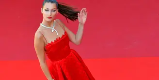 Kisah cinta Bella Hadid akhirnya kembali terkuak setelah berpisah dengan The Weeknd beberapa bulan lalu. Sempat diberitakan mengalami galau lantaran mantan pacarnya berpacaran dengan Selena Gomez. (AFP/Loic Venance)