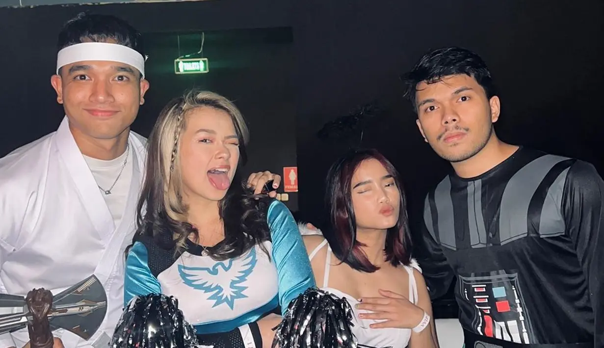 Gandeng kekasih di acara Halloween momen manis Fuji – Thoriq Halilintar dan Rebecca Klopper – Fadly Faisal tak lepas dari perhatian. Selain rayakan acara Halloween, momen tersebut terlihat seperti mereka sedang double date bareng. Fuji – Halilintar dan Rebecca Klopper – Fadly Faisal merupakan pasangan artis muda yang kerap jadi sorotan dan didoakan langgeng oleh warganet. (Liputan6.com/IG/@fuji_an)
