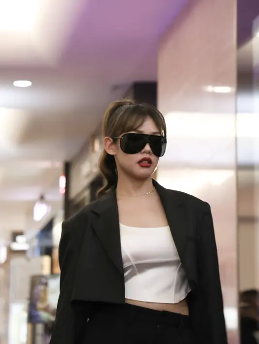 Terkemas dalam bentuk preview collection show, dibawakan oleh model dan celeb ternama. Selaku distributor dari kacamata Tom Ford memperlihatkan koleksi terbaru bersamaan dengan berlangsungnya ajang Plaza Indonesia Fashion Block Party. / Foto dok: Optik Seis.