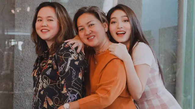 6 Potret Natasha Wilona Bareng Ibunda dan Kakaknya, Selalu Kompak