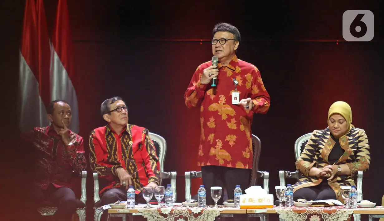 Menpan RB Tjahjo Kumolo menyampaikan paparan saat diskusi panel V Rakornas Indonesia Maju antara Pemerintah Pusat dan Forum Koordinasi Pimpinan Daerah (Forkopimda) di Bogor, Rabu (13/11/2019). Panel V itu membahas penyederhanaan regulasi dan reformasi birokrasi (Liputan6.com/Herman Zakharia)