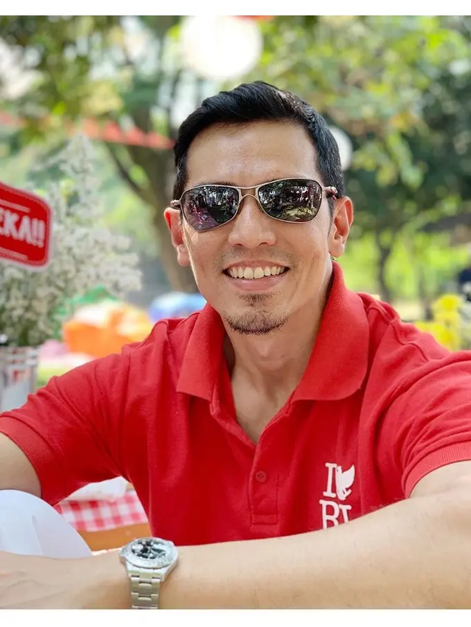Mundur Dari Dunia Artis, Ini 6 Potret Trebaru Adrian Maulana