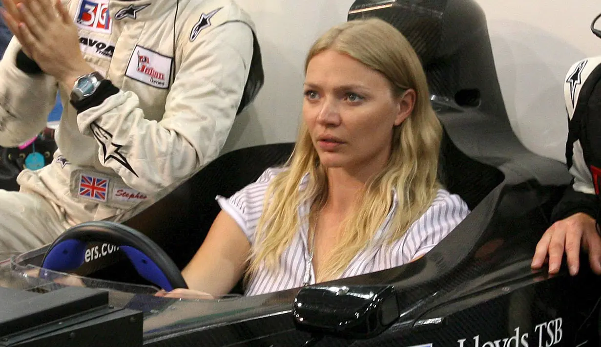 Jodie Kidd saat melakukan tes pada simulator Grand Prix International Motorshow 2006 di Excel Centre, London Timur. (EPA/Lindsey Parnaby)