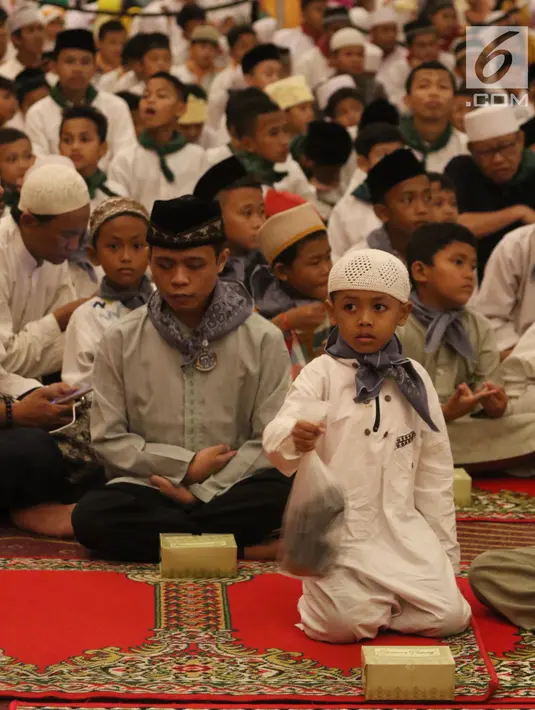 Sejumlah anak yatim mengikuti buka bersama 1.200 anak yatim di Pullman Central Park Jakarta, Selasa (22/5). Selain berbuka bersama acara ini juga diisi dengan memberi santunan kepada 1.200 anak yatim. (Liputan6.com/Arya Manggala)