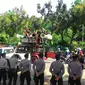 Ribuan buruh berdemo di Balai Kota