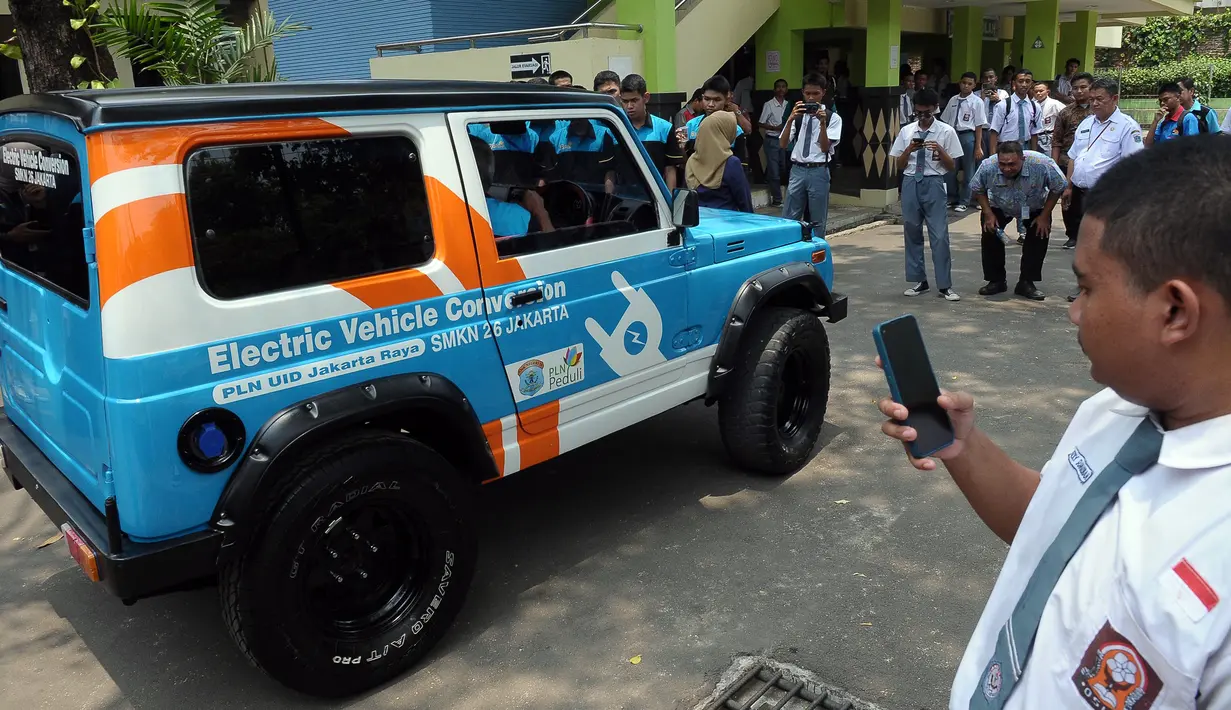 Anggaran diberikan kepada masing-masing sekolah untuk proyek kendaraan listrik itu sebesar Rp 350 juta. Tujuannya untuk memberikan pengetahuan, memberikan pengalaman kepada para pelajar sehingga mereka tahu mobil listrik. (merdeka.com/Imam Buhori)