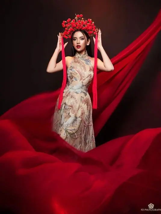 Lyodra yang tampil begitu anggun dengan simpel dress serta hiasan kepala yang berwarna merah. (Instagram/fdphotography90).