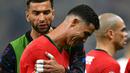 Jan Oblak berhasil menebak arah bola sekaligus menggagalkan tendangan Ronaldo. (PATRICIA DE MELO MOREIRA/AFP)