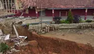 Pergerakan tanah mengikbatkan rusaknya bangunan SDN Babakan Talang 1 di Kampung Cigombong, Desa Cibedug, Kecamatan Rongga, Kabupaten Bandung Barat.