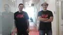 Aktor Tora Sudiro (kiri) dan Vino Bastian berpose saat berkunjung ke redaksi Liputan6.com di SCTV Tower, Jakarta, Selasa (1/30). Film garapan tahun 2012 ini sebelumnya berjudul Rumah dan Musim Hujan ini. (Liputan6.com/Fatkhur Rozaq)