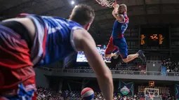 Pertunjukan tim atraksi slam dunk akrobatik, Crazy Dunker saat IBL All Star 2024 di Britama Arena, Kelapa Gading, Jakarta, Sabtu (27/04/2024). (Bola.com/Bagaskara Lazuardi)
