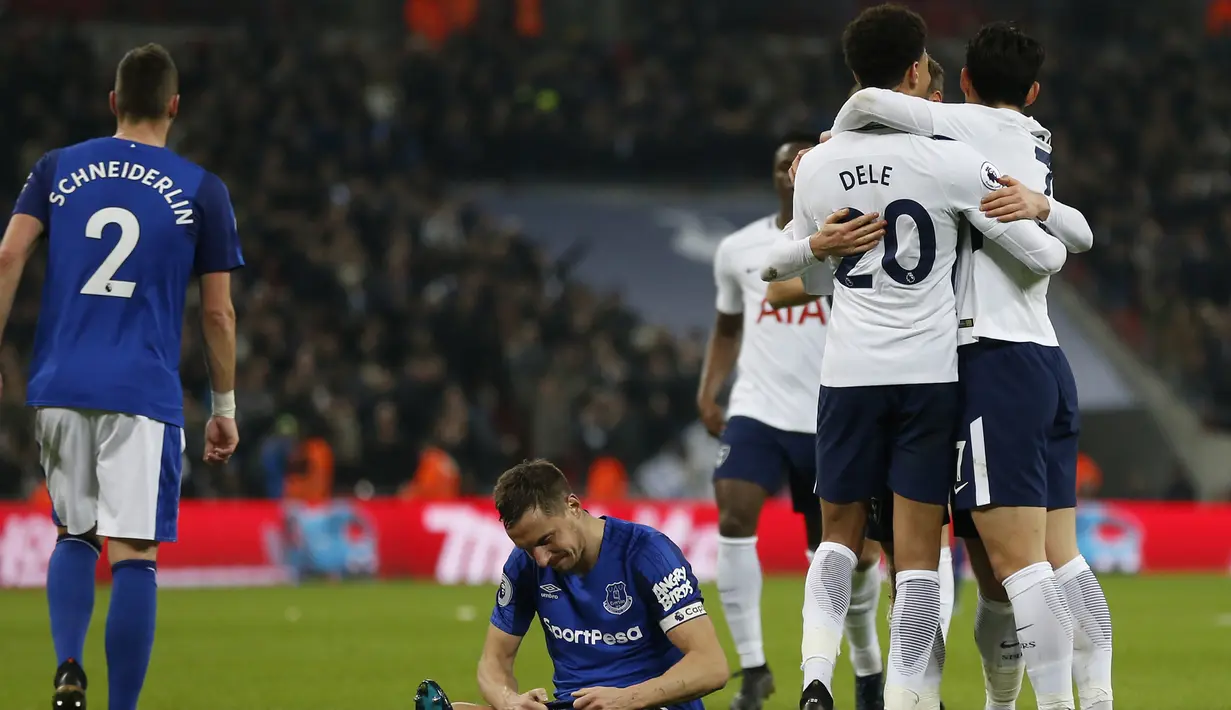 Gelandang Tottenham Hotspur Christian Eriksen merayakan golnya bersama rekan setimnya saat melawan Everton dalam pertandingan Liga Primer di Stadion Wembley, London (13/1). (AFP Photo/Ian Kington)