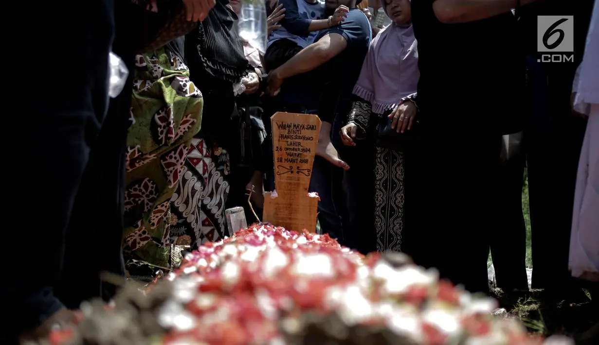 Makam istri kedua Opick, Wulan Mayasari di TPU Semper, Jakarta, Senin (19/3). Wulan Mayasari, meninggal dunia pada Minggu (18/3/2018), usai mengalami keguguran di usia kandungan delapan bulan. (Liputan6.com/Faizal Fanani)
