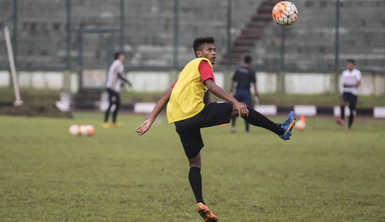 Zulfiandi berusaha mengontrol umpan lambung saat latihan jelang uji coba melawan Persib di Stadion Siliwangi, Bandung. (Bola.com/Vitalis Yogi Trisna)