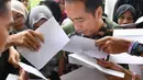 Presiden Joko Widodo memberi tanda tangan Peserta Kongres Indonesia Millenial Movement Tahun 2018 di Istana Bogor, Jawa Barat (12/11). Kongres diselenggarakan Maarif Institute for Culture and Humanity. (Liputan6.com/Pool/Laily Rachev-Biro Pers Setpres)