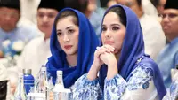 Sebagai kakak dan adik ipar, Annisa Pohan dan Aliyah Rajasa kerap tampil kompak. Terbaru, kedua mantu Presiden ke-6 RI SBY itu tampil kembar dengan busana yang sama persis [@annisayudhoyono]