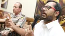 Koordinator Kontras Haris Azhar disaksikan Kadiv Humas Polri Irjen Pol Boy Rafli Amar memberi keterangan terkait penundaan penyelidikan laporan TNI, BNN dan Polri terhadap dirinya, di Jakarta, Rabu (10/8). (Liputan6.com/Immanuel Antonius)