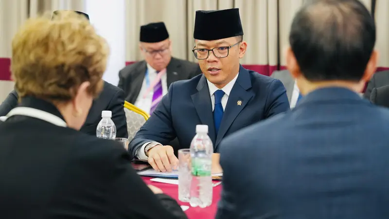 Menlu Sugiono menyampaikan berbagai program strategis nasional antara lain pembangunan rumah rakyat, perbaikan sanitasi sekolah-sekolah, program makan siang bergizi, serta transisi energi berbasis biofuel (Dok. Kemlu RI).