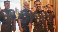 (dari kiri ke kanan) Jaksa Agung Muda Tindak Pidana Khusus (Jampidsus) Kuntadi, Jaksa Agung Muda Intelijen (Jamintel) Reda Manthovani, Wakil Jaksa Agung Asep Nana Mulyana dan Jaksa Agung Muda Tindak Pidana Umum (Jampidum) Leonard Eben Ezer Simanjuntak berjalan bersama usai pelantikan di Gedung Kejaksaan Agung, Jumat (24/7/2026). (KLY/ Budy Santoso).