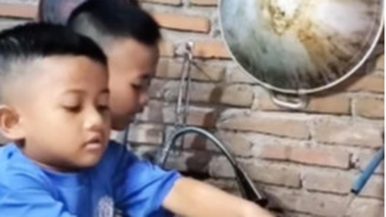 Sambil Cuci Piring, Dua Bocil Bersuara Merdu