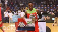 Pemain Satria Muda Pertamina, Tyreex Jewell, dinobatkan sebagai Most Valuable Player (MVP) pada IBL All Star 2017 di Britama Arena, Jakarta, Minggu (5/3/2017). (Bola.com/Reza Bachtiar)