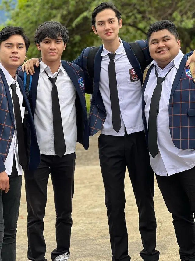 Potret kompak Farhan Rasyid bersama pemain My Love My Enemy Season 2 (Foto: Instagram/@farhanrasyidd)